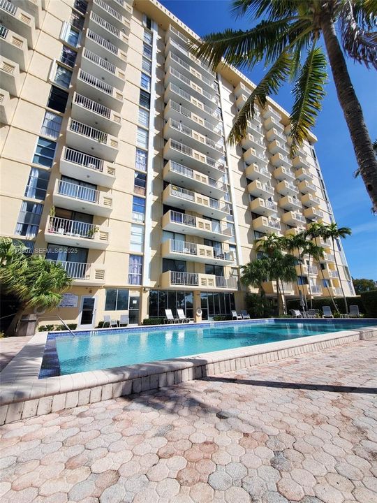 For Sale: $280,000 (2 beds, 2 baths, 904 Square Feet)