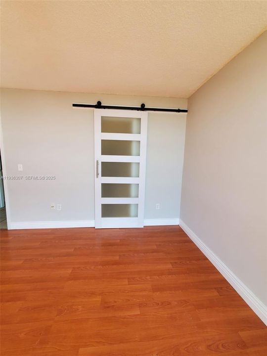 For Sale: $280,000 (2 beds, 2 baths, 904 Square Feet)