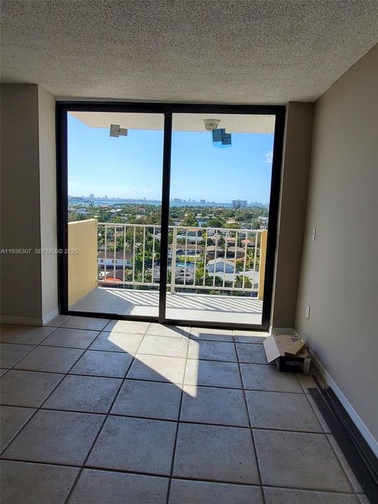 For Sale: $280,000 (2 beds, 2 baths, 904 Square Feet)