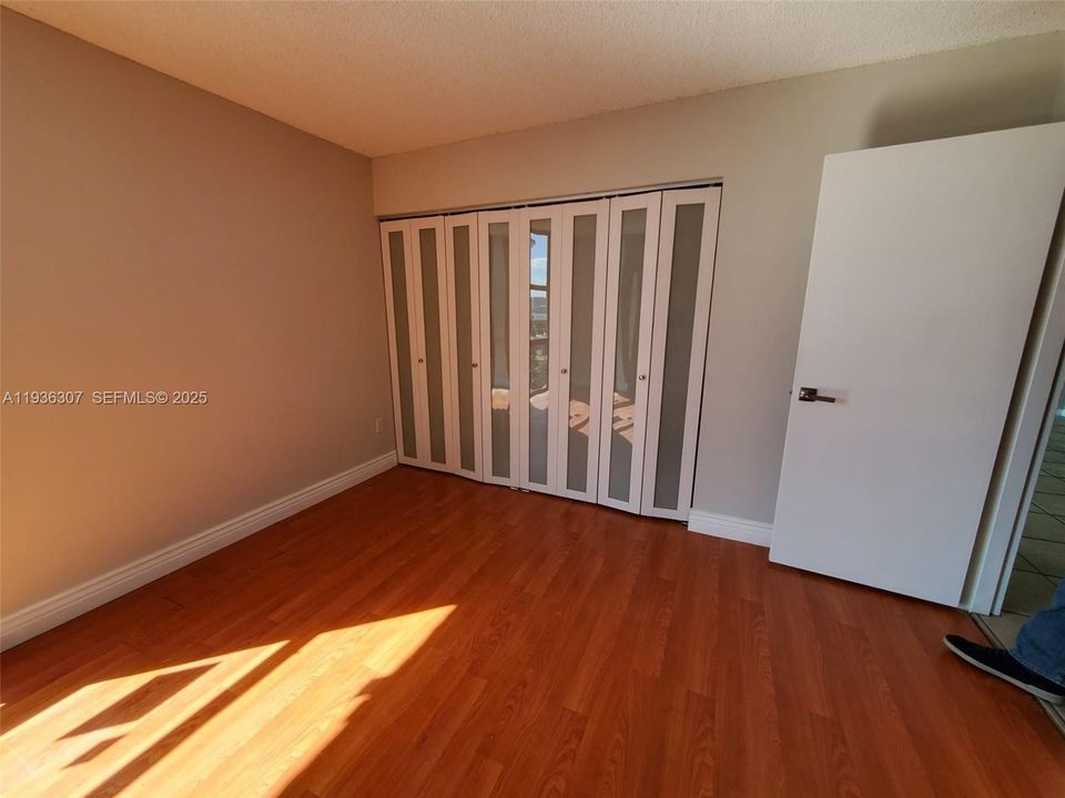 For Sale: $280,000 (2 beds, 2 baths, 904 Square Feet)