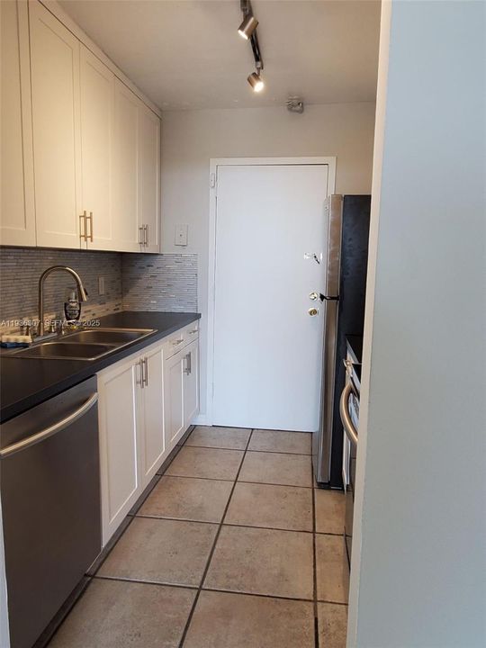 For Sale: $280,000 (2 beds, 2 baths, 904 Square Feet)