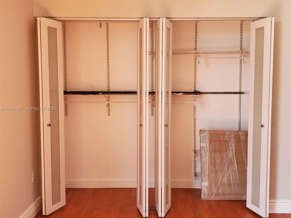 For Sale: $280,000 (2 beds, 2 baths, 904 Square Feet)