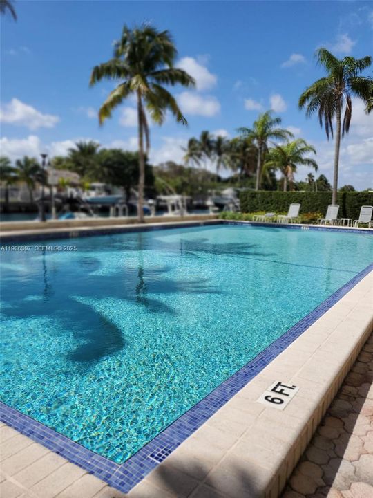 For Sale: $280,000 (2 beds, 2 baths, 904 Square Feet)