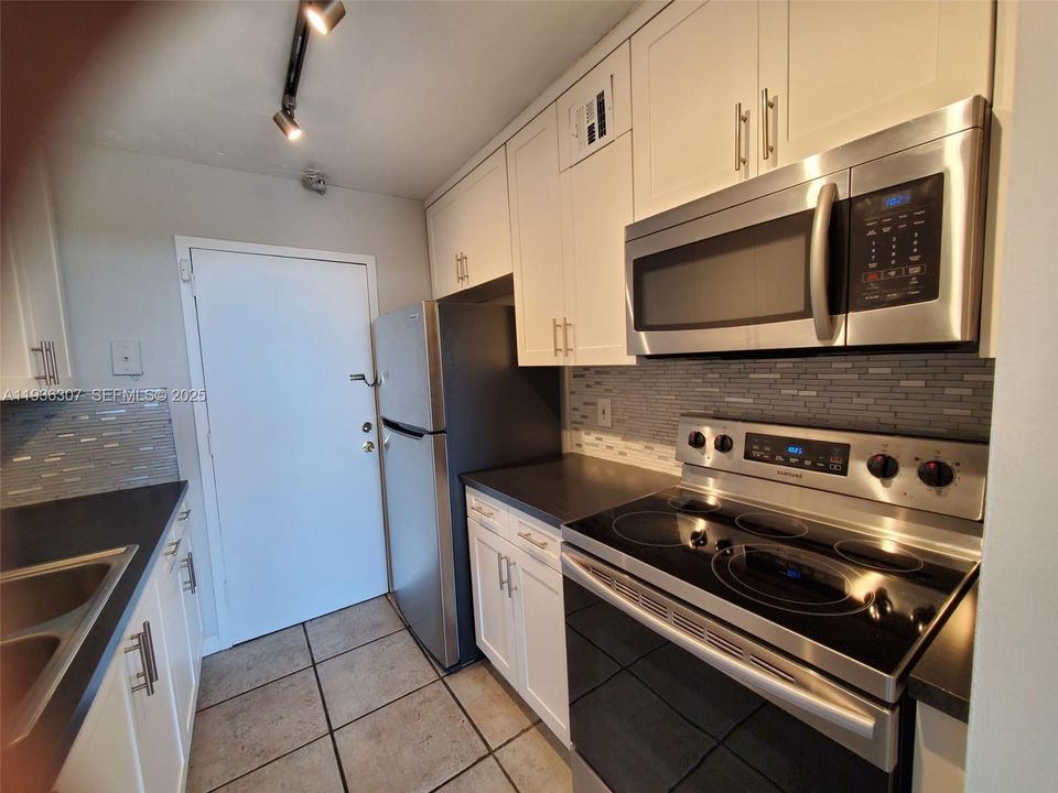 For Sale: $280,000 (2 beds, 2 baths, 904 Square Feet)
