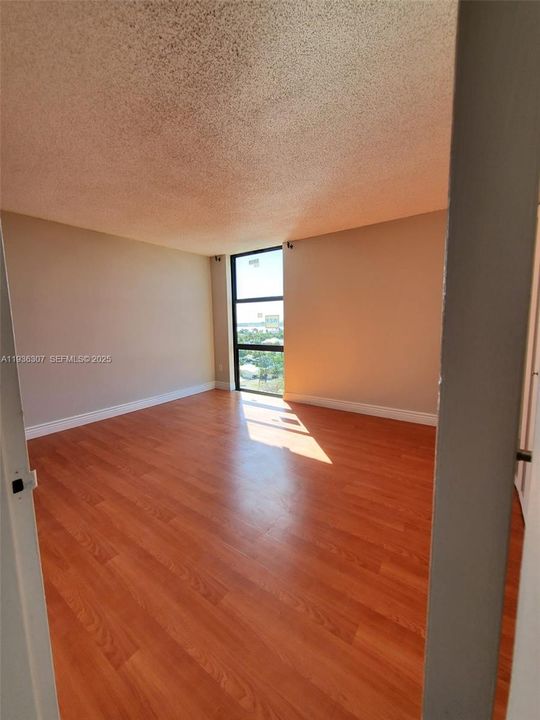 For Sale: $280,000 (2 beds, 2 baths, 904 Square Feet)