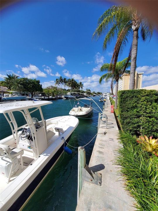 For Sale: $280,000 (2 beds, 2 baths, 904 Square Feet)