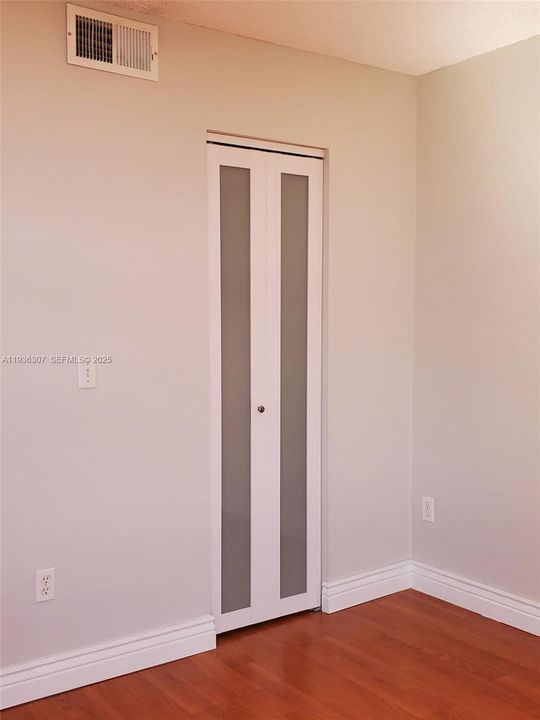 For Sale: $280,000 (2 beds, 2 baths, 904 Square Feet)