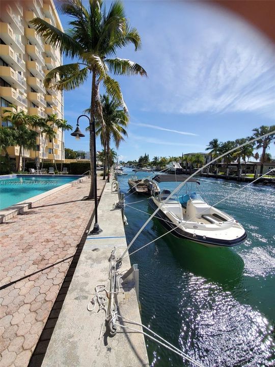 For Sale: $280,000 (2 beds, 2 baths, 904 Square Feet)