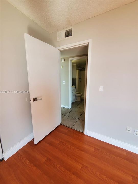 For Sale: $280,000 (2 beds, 2 baths, 904 Square Feet)