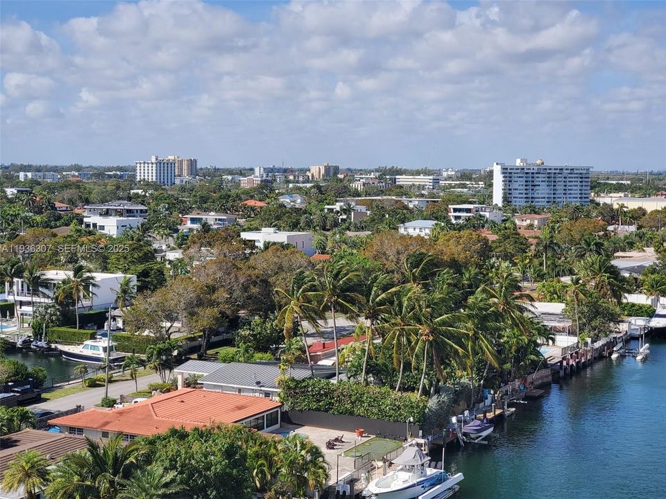 For Sale: $280,000 (2 beds, 2 baths, 904 Square Feet)