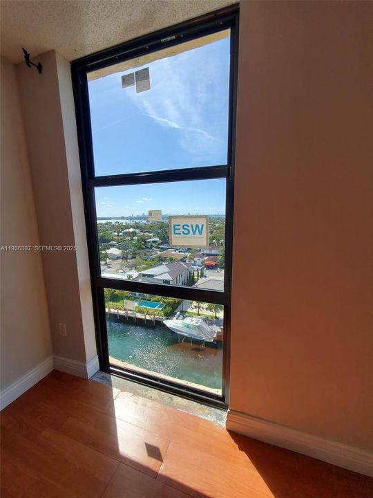 For Sale: $280,000 (2 beds, 2 baths, 904 Square Feet)