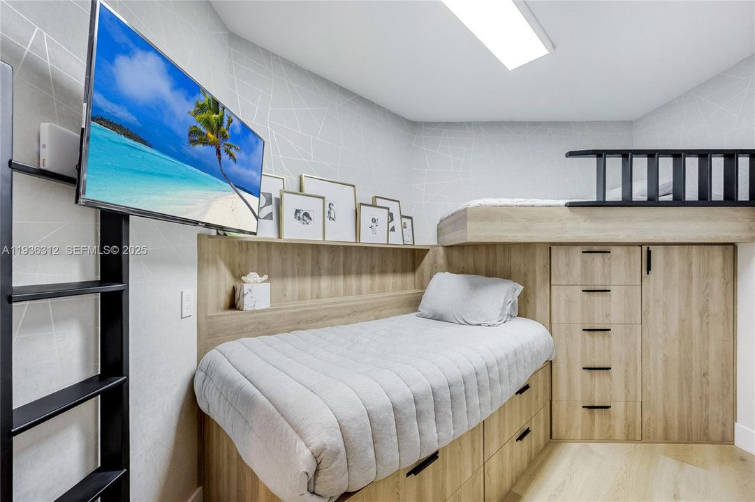 For Sale: $1,480,000 (2 beds, 2 baths, 2000 Square Feet)