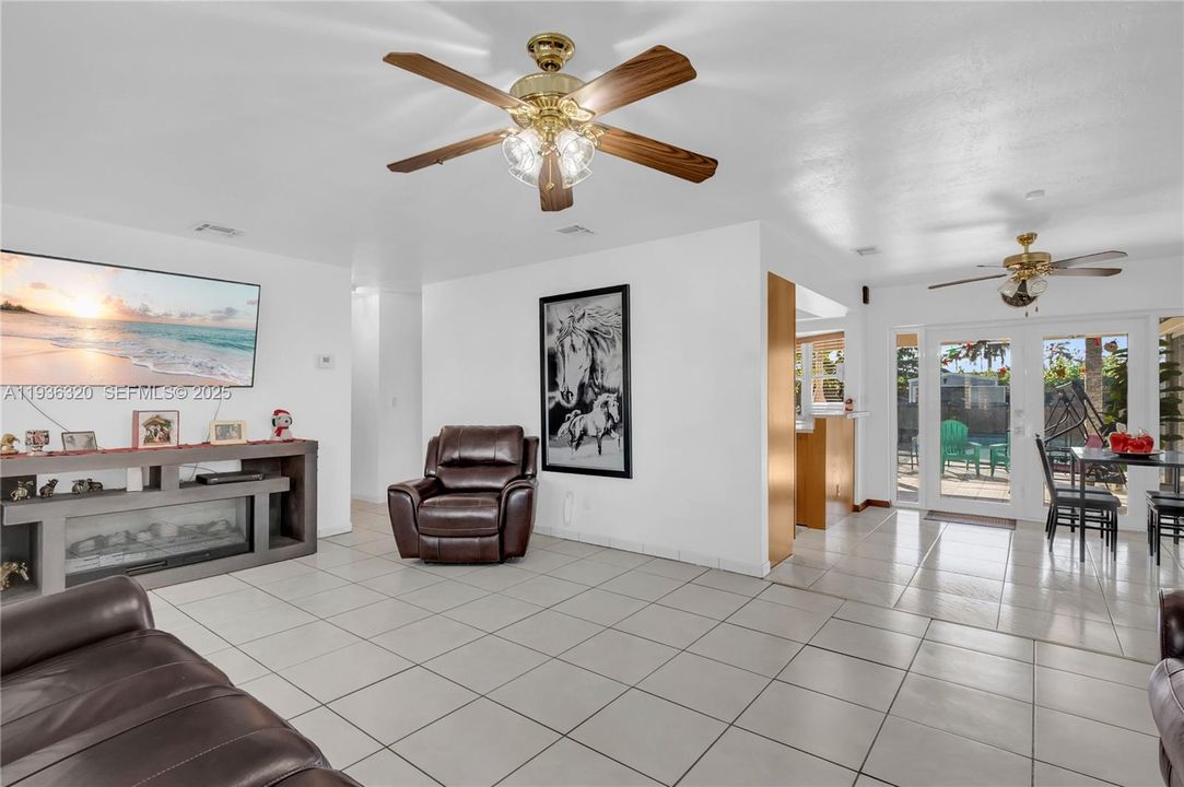 待售: $685,000 (3 贝兹, 2 浴室, 1435 平方英尺)