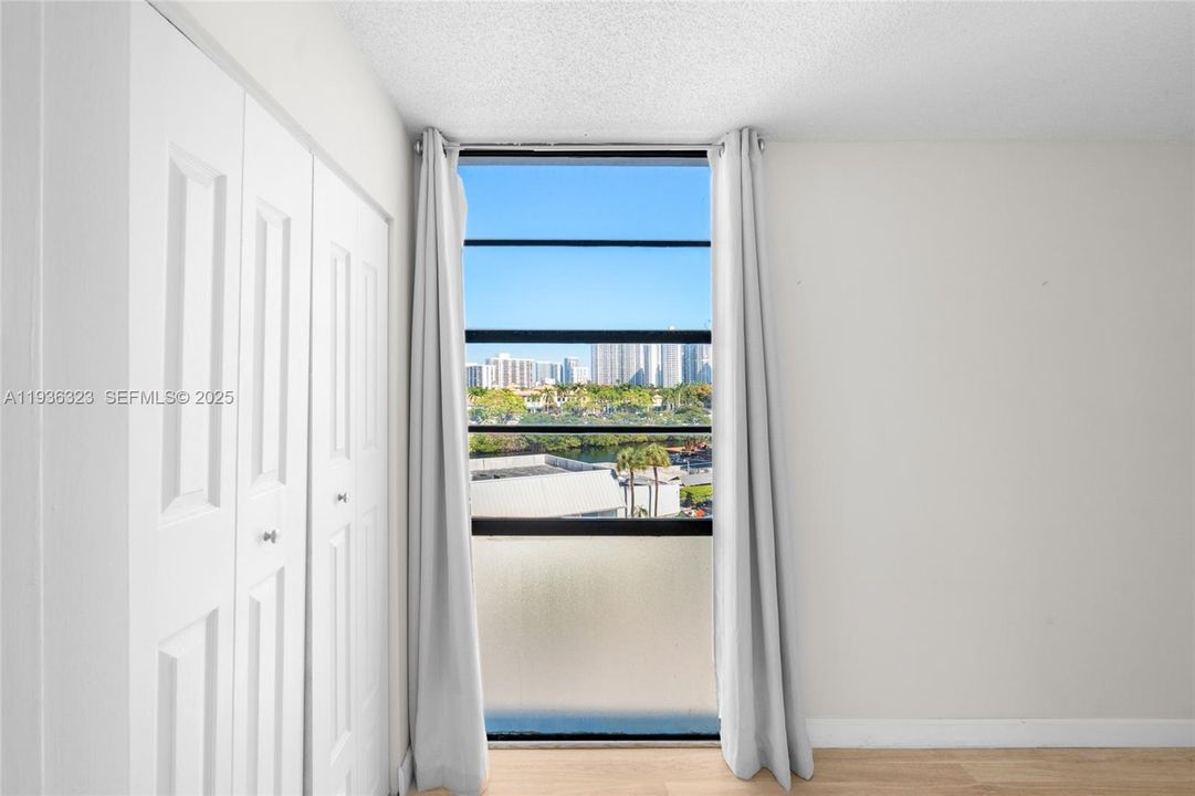 For Sale: $245,000 (2 beds, 2 baths, 944 Square Feet)