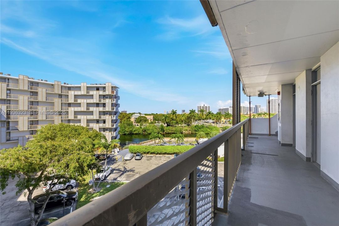 For Sale: $245,000 (2 beds, 2 baths, 944 Square Feet)