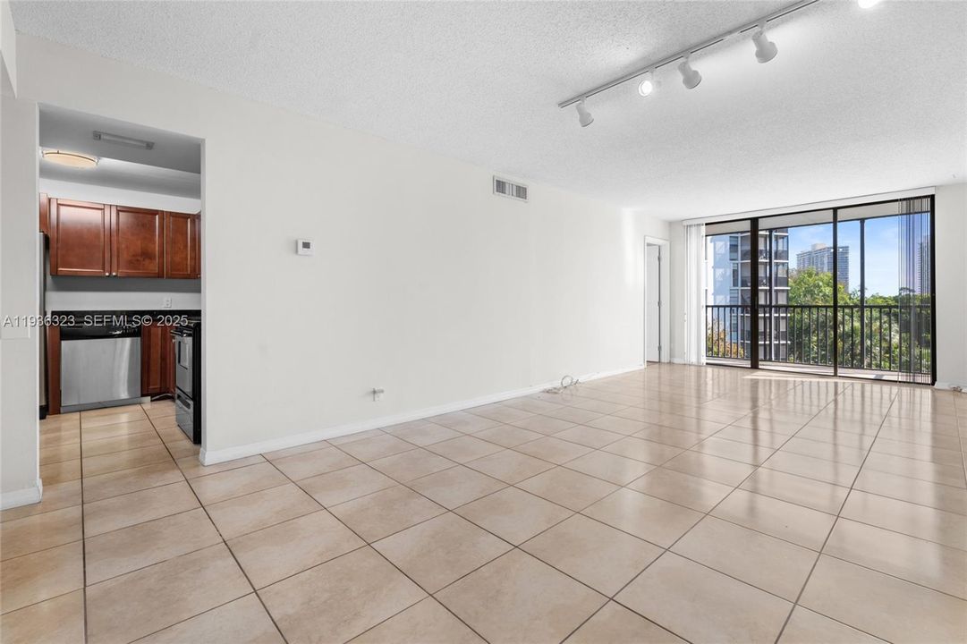 For Sale: $245,000 (2 beds, 2 baths, 944 Square Feet)
