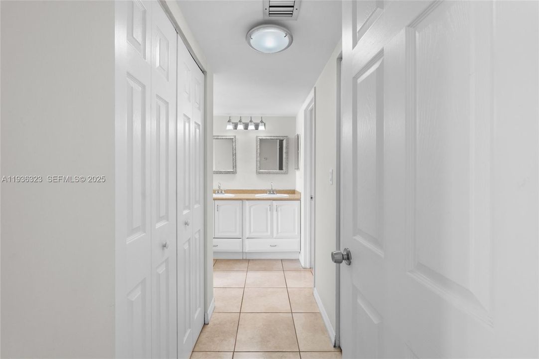 For Sale: $245,000 (2 beds, 2 baths, 944 Square Feet)