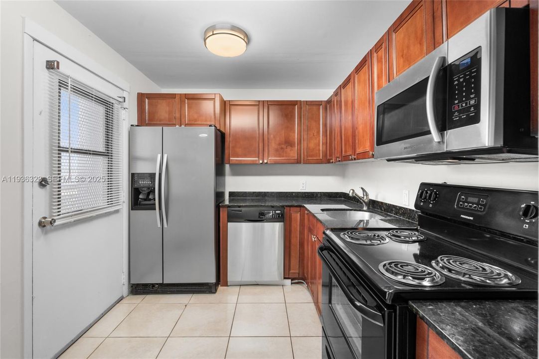 For Sale: $245,000 (2 beds, 2 baths, 944 Square Feet)