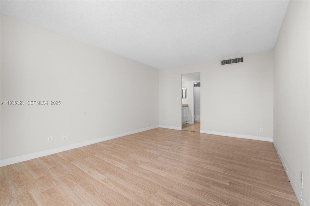For Sale: $245,000 (2 beds, 2 baths, 944 Square Feet)