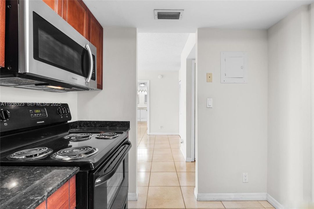 For Sale: $245,000 (2 beds, 2 baths, 944 Square Feet)