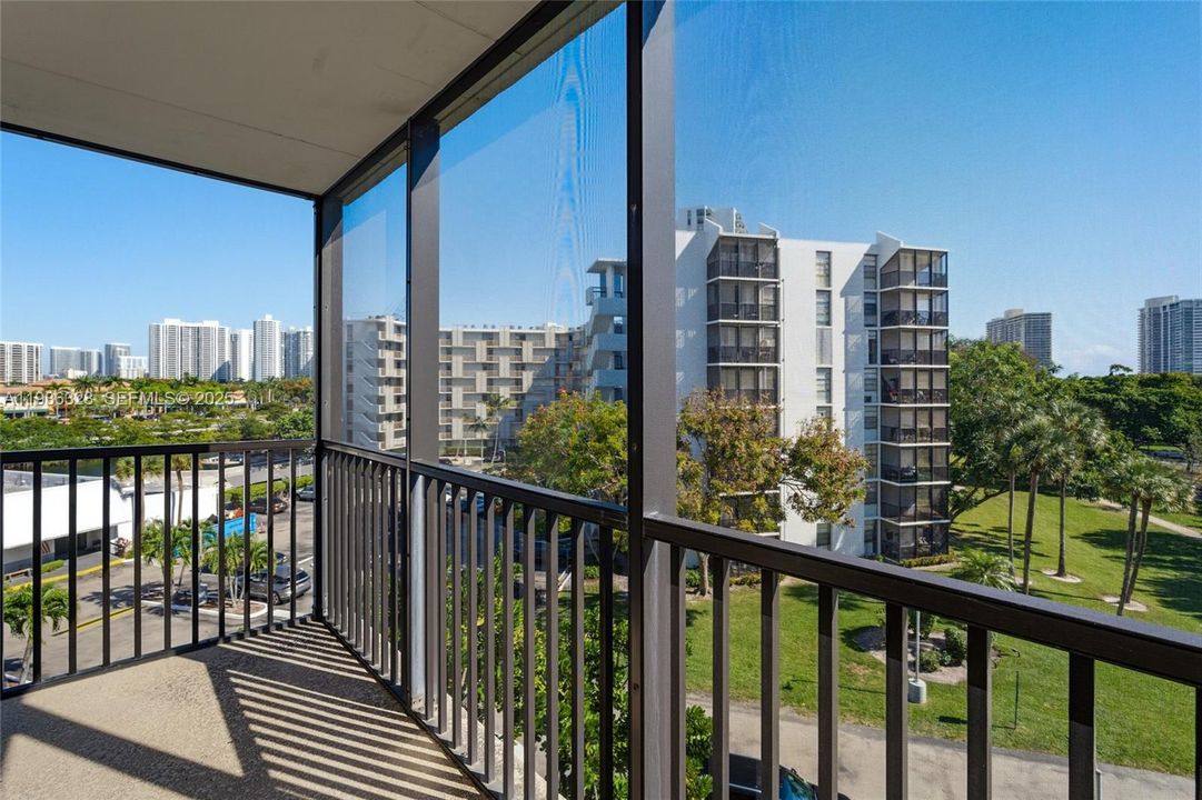 For Sale: $245,000 (2 beds, 2 baths, 944 Square Feet)