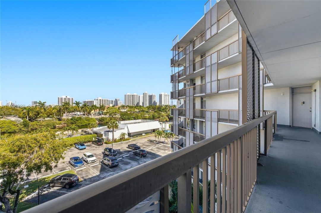 For Sale: $245,000 (2 beds, 2 baths, 944 Square Feet)