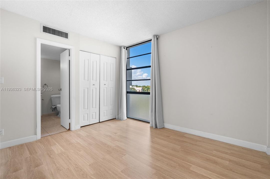 For Sale: $245,000 (2 beds, 2 baths, 944 Square Feet)