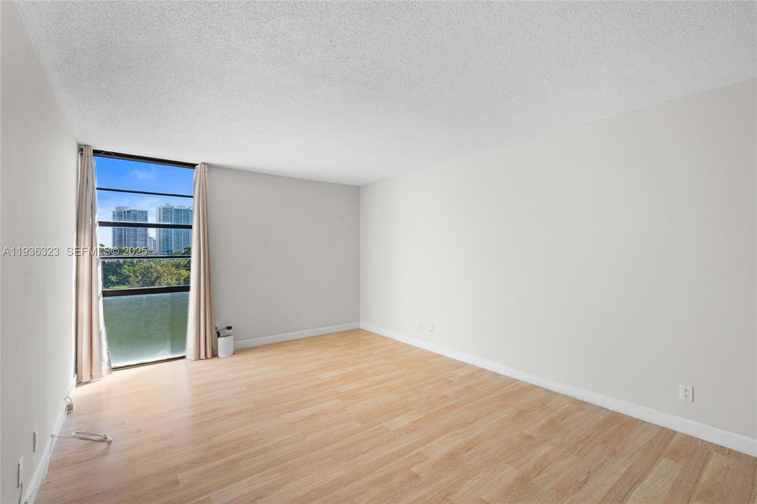 For Sale: $245,000 (2 beds, 2 baths, 944 Square Feet)