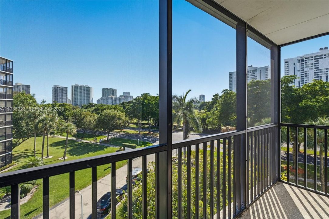 For Sale: $245,000 (2 beds, 2 baths, 944 Square Feet)