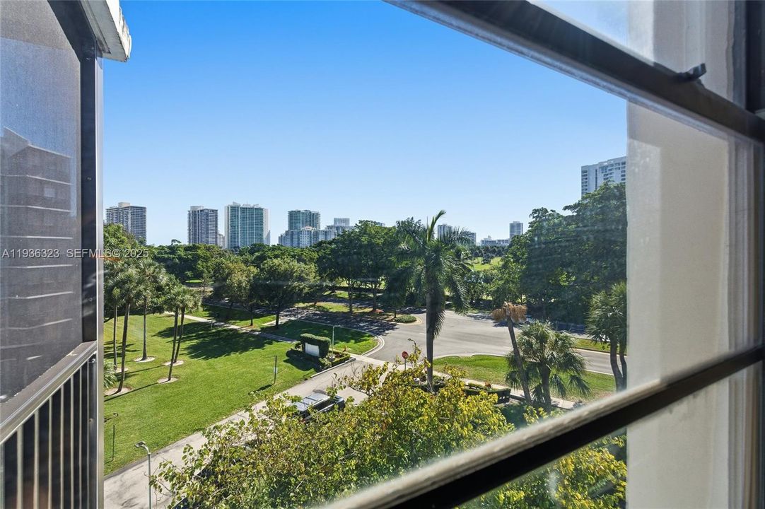 For Sale: $245,000 (2 beds, 2 baths, 944 Square Feet)