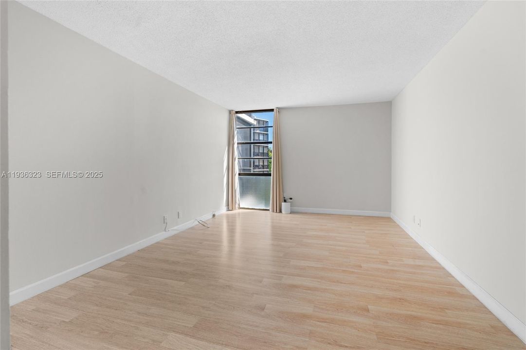 For Sale: $245,000 (2 beds, 2 baths, 944 Square Feet)