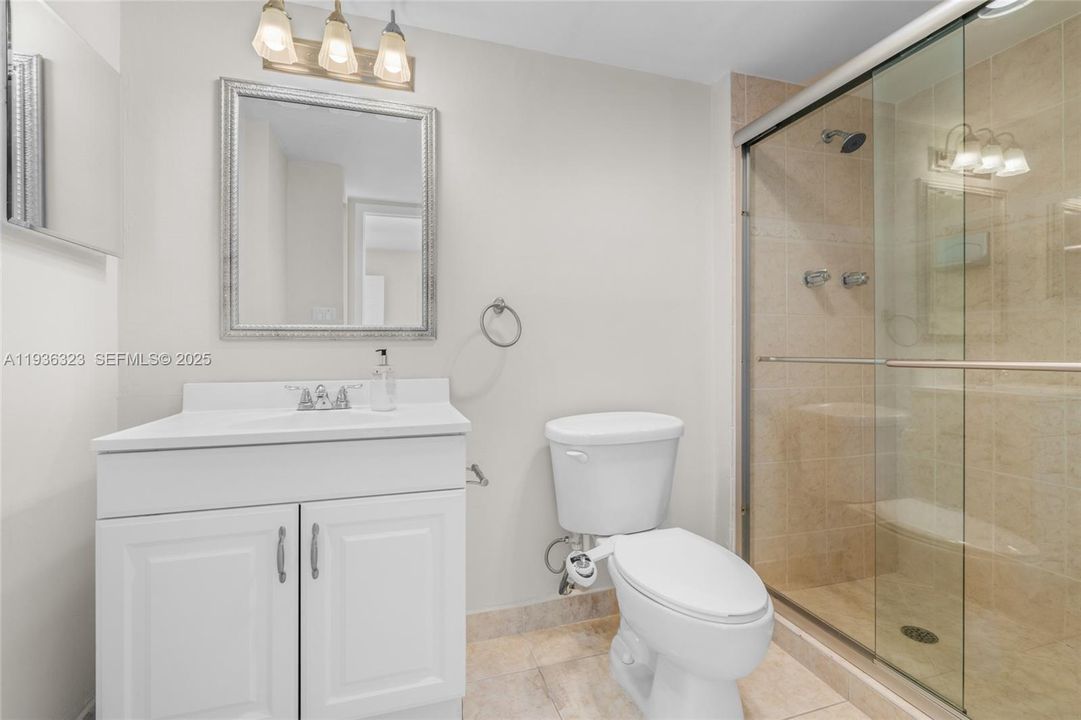 For Sale: $245,000 (2 beds, 2 baths, 944 Square Feet)