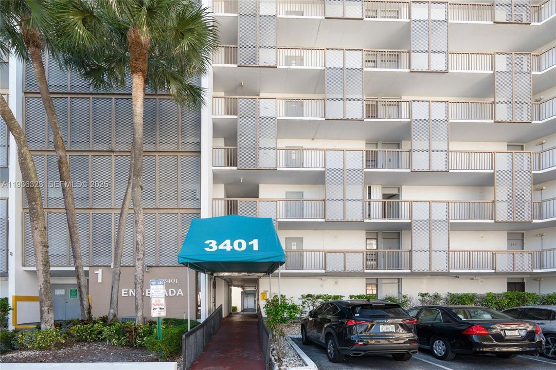 For Sale: $245,000 (2 beds, 2 baths, 944 Square Feet)