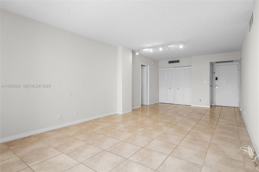 For Sale: $245,000 (2 beds, 2 baths, 944 Square Feet)