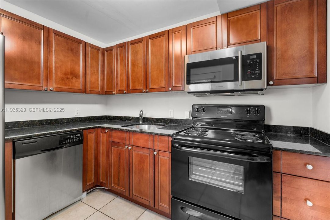 For Sale: $245,000 (2 beds, 2 baths, 944 Square Feet)
