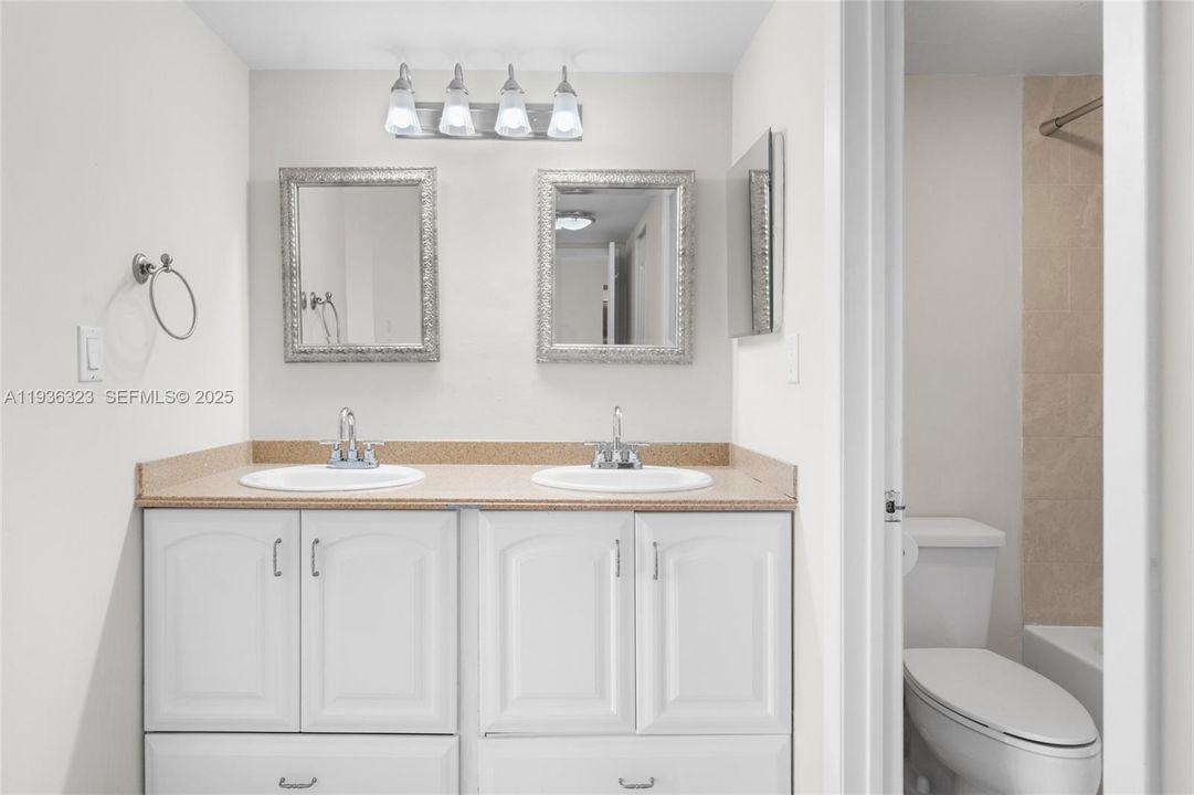 For Sale: $245,000 (2 beds, 2 baths, 944 Square Feet)