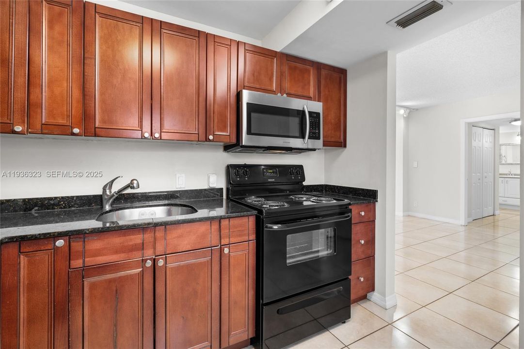 For Sale: $245,000 (2 beds, 2 baths, 944 Square Feet)