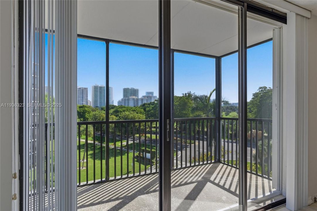 For Sale: $245,000 (2 beds, 2 baths, 944 Square Feet)