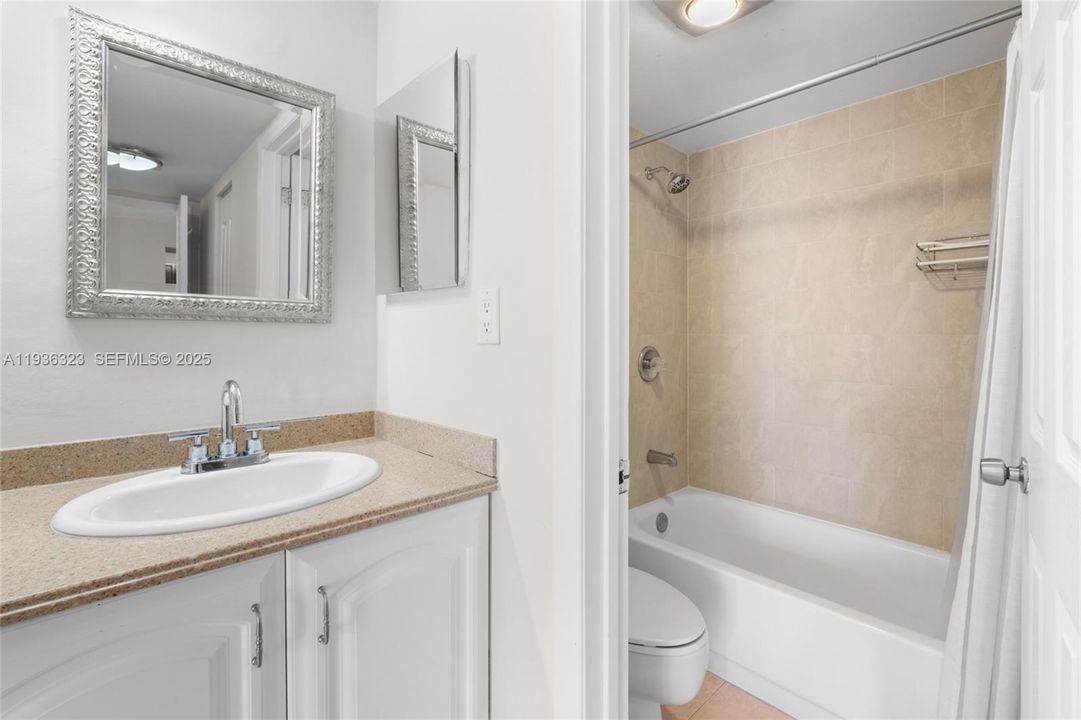 For Sale: $245,000 (2 beds, 2 baths, 944 Square Feet)