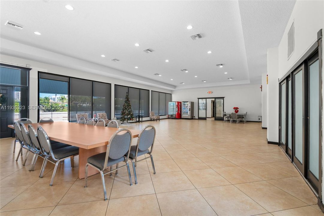 For Sale: $245,000 (2 beds, 2 baths, 944 Square Feet)