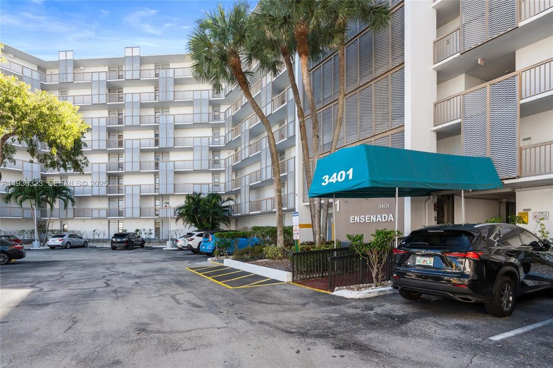 For Sale: $245,000 (2 beds, 2 baths, 944 Square Feet)