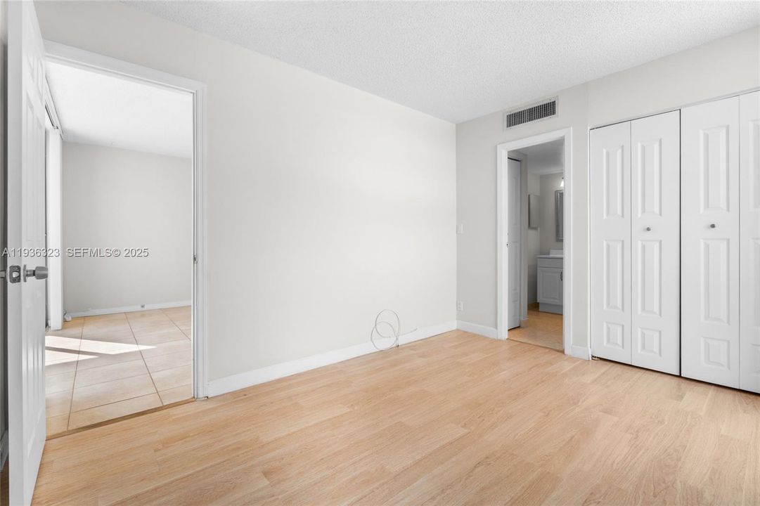 For Sale: $245,000 (2 beds, 2 baths, 944 Square Feet)