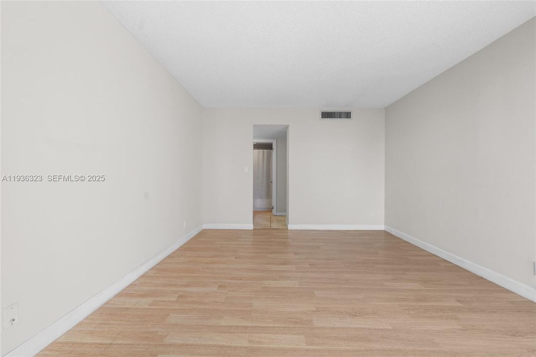 For Sale: $245,000 (2 beds, 2 baths, 944 Square Feet)