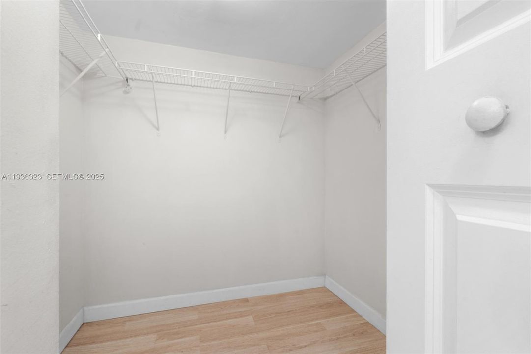 For Sale: $245,000 (2 beds, 2 baths, 944 Square Feet)