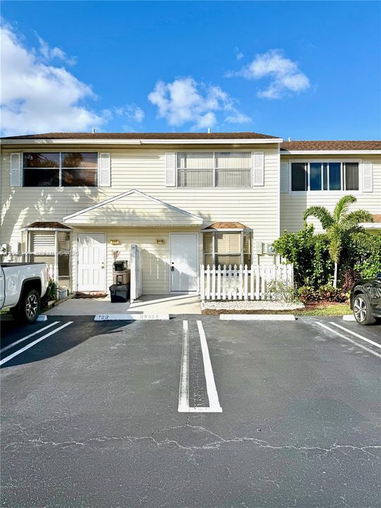 出租: $3,000 (2 贝兹, 2 浴室, 1018 平方英尺)