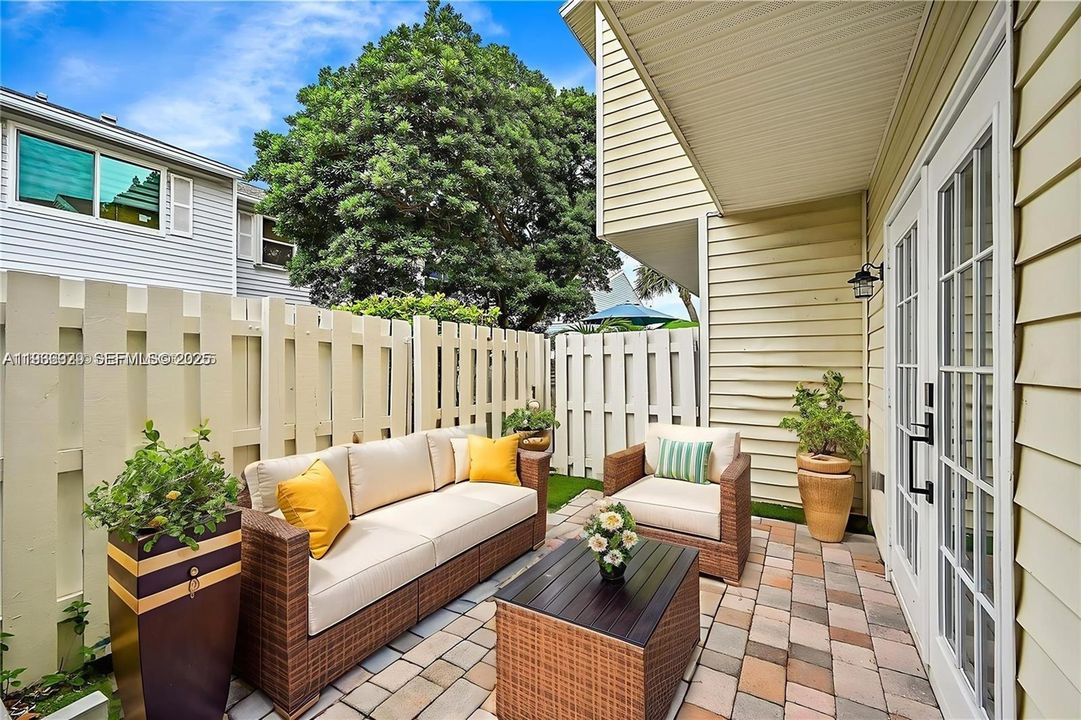 出租: $3,000 (2 贝兹, 2 浴室, 1018 平方英尺)