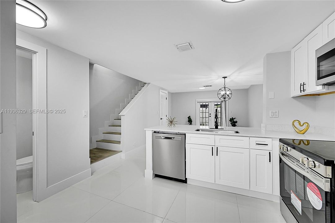 出租: $3,000 (2 贝兹, 2 浴室, 1018 平方英尺)