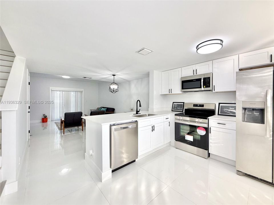 出租: $3,000 (2 贝兹, 2 浴室, 1018 平方英尺)