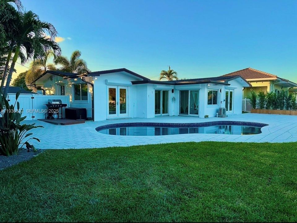 出租: $4,998 (2 贝兹, 2 浴室, 1458 平方英尺)