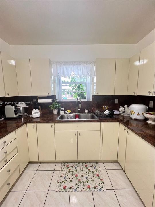 For Rent: $3,900 (3 beds, 3 baths, 1979 Square Feet)